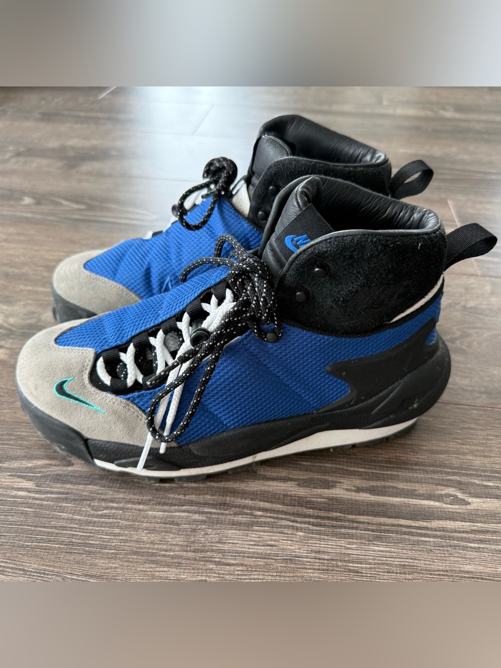 Nike Magmascape x Sacai sneakers in the "Varsity Royal" colorway